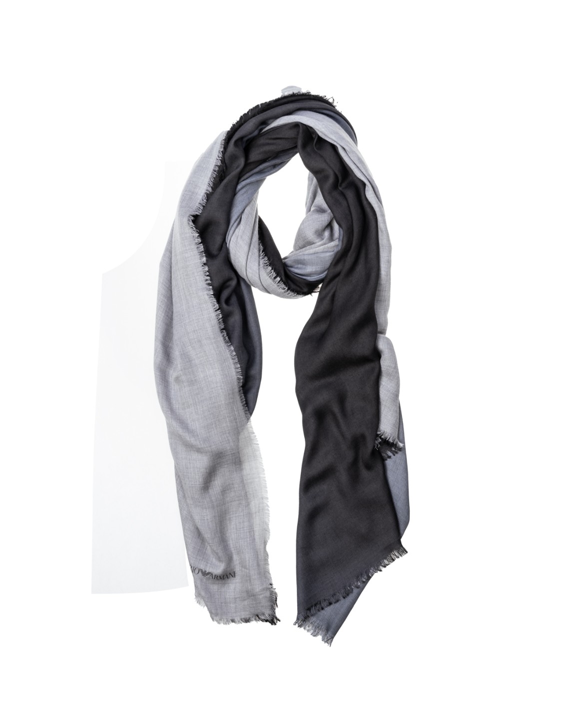 shop EMPORIO ARMANI  Sciarpa: Emporio Armani stola in modal degradé.
Stola realizzata in tessuto modal morbido e leggero, con profili sfrangiati e caratterizzata da un'esclusiva colorazione ad effetto degradé.
Dimensioni: 177 x 140 cm.
Modal.
Degradé.
Profili sfrangiati.
Composizione 100% Modal.
Made in Italy.. 625243 3F346-00044 number 982357